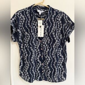 Alex & Jordan brand Ellie organic cotton shirt in a navy print size M NWT